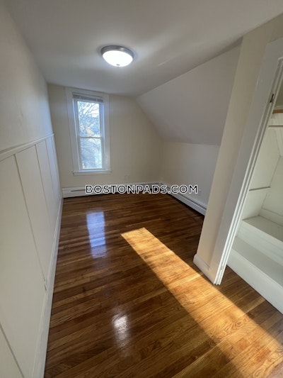 Medford 3 Bed, 1 Bath Unit  Tufts - $2,700